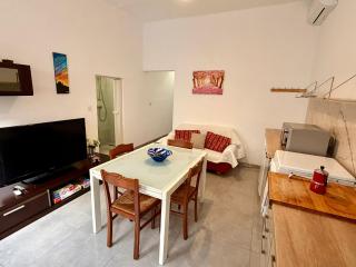 S74 - Cosy 2 Bedroom Maisonette - 8