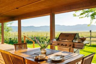 Upscale Hot Tub Wildlife Views - 8