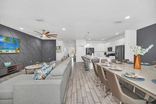 Luxury Villa w Pool, Home Cinema, BBQ & Near Disney Parks - 5