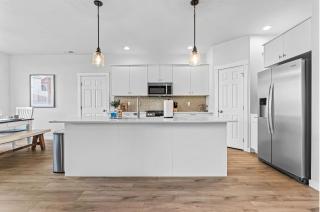 Luxury 5BR Retreat - Hot Tub - Game Room - Parks - 4