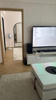 Cozy 1BR Luxury Suites near the Airport with pool, gym & city views - 1