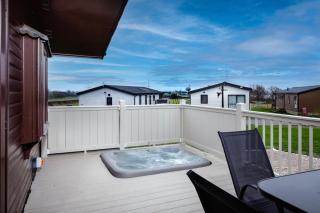 Tranquil Lodge with river views - 4
