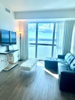 Luxe Waterfront Penthouse - 7