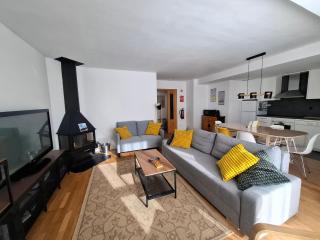 Ventanal de Saras Petfriendly Garaje Trastero y Chimenea - Arafita Apartamentos - 8