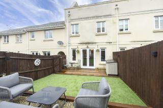 Modern 4 Bed Home With Parking Close To Town - 6