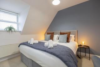 Modern 4 Bed Home With Parking Close To Town - 3