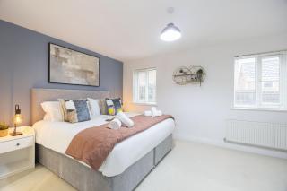 Modern 4 Bed Home With Parking Close To Town - 0