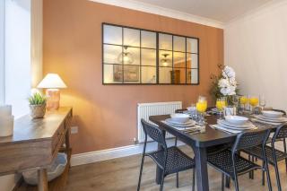 Modern 4 Bed Home With Parking Close To Town - 8