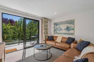 Stylish 2BR Queenstown Retreat - Walk to Town - 2