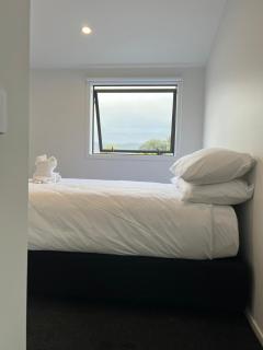 Central Modern 3-Bedroom,3- Bathroom House with Patio and Carpark- Lower Hutt City Centre - 9