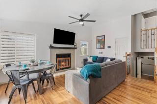 Pet Friendly 2 King Beds AF Academy Sleeps 12 - 4