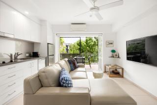 Elegant Modern Coastal Escape Steps from Noosa Main Beach - 7
