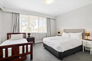 Spacious 5-Bed Home with Pool in Glen Iris - 6