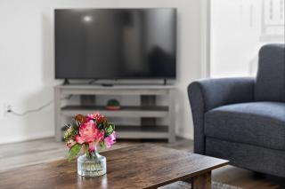 King Bed 1BDR Stadium District - 3