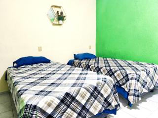 HABITACION TRIPLE EN CASA PARTICULAR FRENTE A PLAZA FORUM Y CENTRO DE CONVENCIONEs - 0