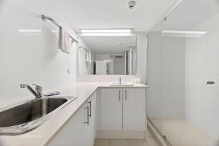 Seabreeze Suites, Surfers Paradise - 1