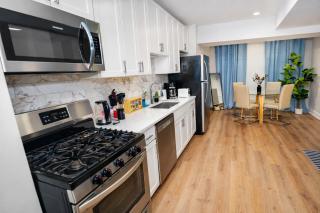 Modern 3BR Chicago Downtown Apartment Near Loyola University & Lakefront - 2