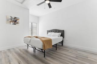 CozySuites Chandler with 2 pools, jacuzzi, arcade! - 2