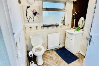 Birmingham 3 bedrooms- Sleeps 6- Free parking - 6