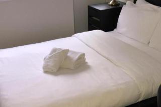 4 Bedroom-Southampton-Sleeps 6- Garden - 9