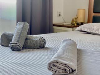 Kira's Group Apartments - 8 Units for Up to 38 Guests - 2