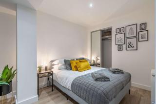 Modern 1-Bed Apart in Central Solihull near NEC - 1