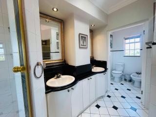 Unique, Luxurious Home with Panoramic Views of JHB - 5