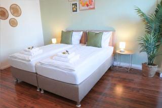 Cozy home with 3 BR, luxury beds, Smart TV, Wifi & private parking spot - 1