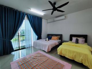 KLIA Transit Home with 2 Covered Parking - 4 Rooms, 12 Beds - 10 Min to Airport - 2