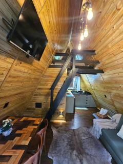 Um chalé e um riacho no meio da natureza - 3