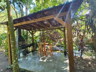 Um chalé e um riacho no meio da natureza - 2