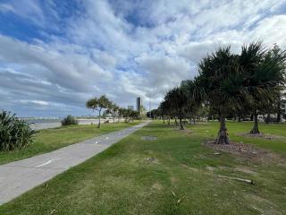 2BR Gem near Broadwater AC in Every Room - 5