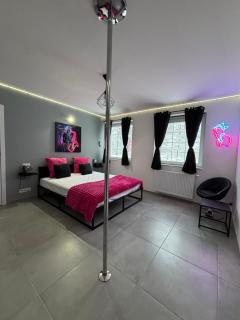 Le Bovary Hotel Striptease - 1