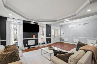 Elegant Reservoir Hill home with parking sleeps 8 - 0