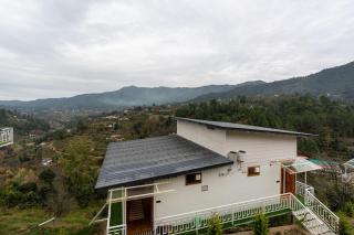 SaffronStays Prism Hill Deluxe Room - 7