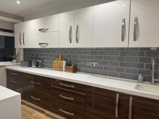 The Clock Tower Apartment - Spacious, Modern, 2 Bedroom Apartment , Southsea with Free parking - sleeps 4 - 8