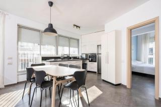 Best Location 3BR Specious Apartment By Vacay - 8