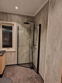 Central, parking and 10 min walk to train station - 7