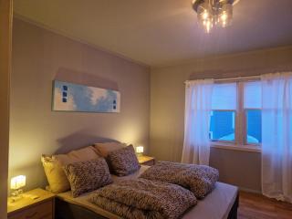 Central,free parking and 10 min walk to train station - 2