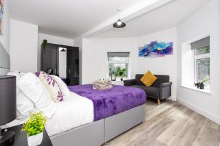 Manygates by Alt-Stay - 4 Bed Apartment - Ample Parking, WiFi & Full Kitchen - Contractors & Relocations - Weekly & Monthly Rates - 0