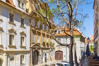 Boutique Old Town Loft Apartment with AC - 6