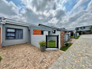 Modern 2 Bedroom Apartment near Carstenhof Hospital, Glen Austin - Midrand - 6