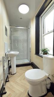 Newcastle CITY APT35,FREE STREET PARKING,4 BEDROOM HOUSE,8 SINGLE BEDS,FULL KITCHEN,ALL ROOMS WITH TVs,NETFLIX - 4