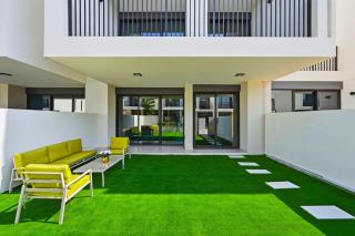 Luxe 4BR Villa with Garden, Parking and Pool - 6