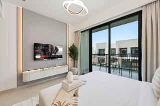 Luxe 4BR Villa with Garden, Parking and Pool - 4