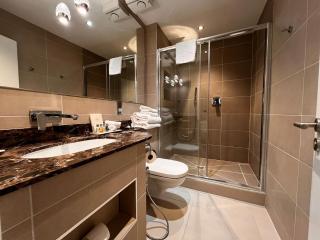 Deluxe 2-Bed Apartment on Park Square, Leeds - 9