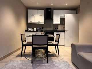 Deluxe 2-Bed Apartment on Park Square, Leeds - 7
