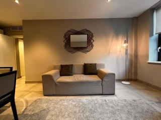 Deluxe 2-Bed Apartment on Park Square, Leeds - 6
