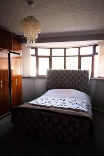 Captivating 3-Bed House in Birmingham - 8