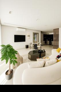 Sunlit Suite with Designer Touches - 2BR Lakeview - 9